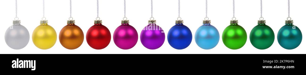 Décoration de Noël avec de nombreuses boules colorées boules boules dans une rangée isolée sur un fond blanc Banque D'Images