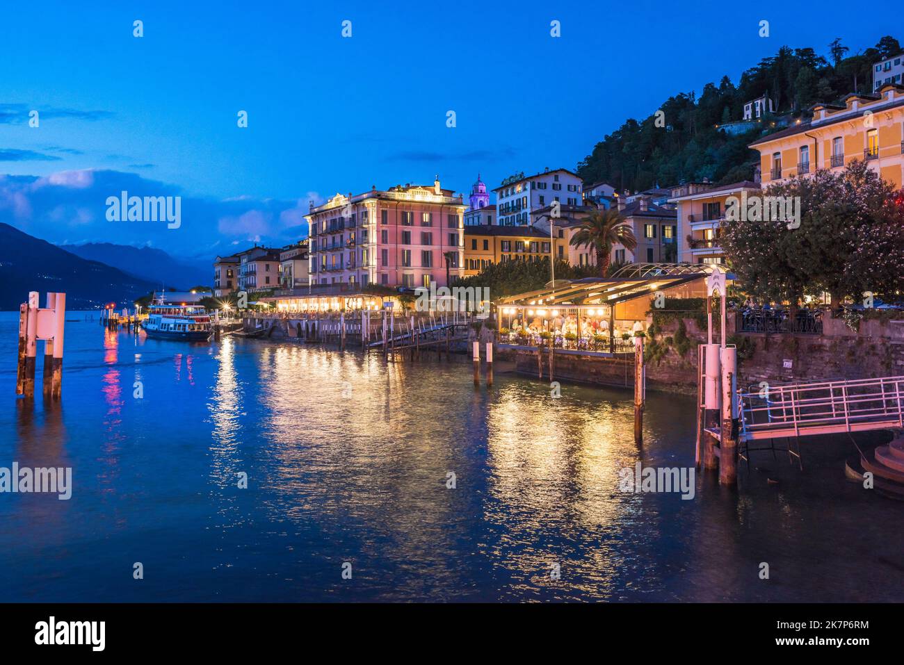 Bellagio Italie, vue panoramique en soirée sur la ville attrayante de Bellagio au bord du lac de Côme, lacs italiens, Lombardie, Italie Banque D'Images