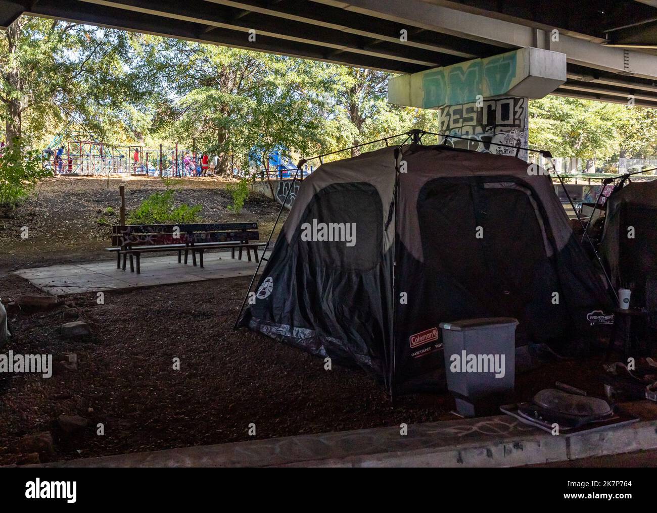 Vue sur un campement pour sans-abri sous le pont autoroutier au 3rd St & Virginia Ave Se à Washington D.C., vendredi, 14 octobre 2022 à Washington D.C. Le campement contenait 9 tentes qui abritaient un nombre indéterminé de personnes sans abri. Une aire de jeux d'une école voisine peut être vue en arrière-plan. Photo de Jemal Comtesse/CNP/ABACAPRESS.COM Banque D'Images