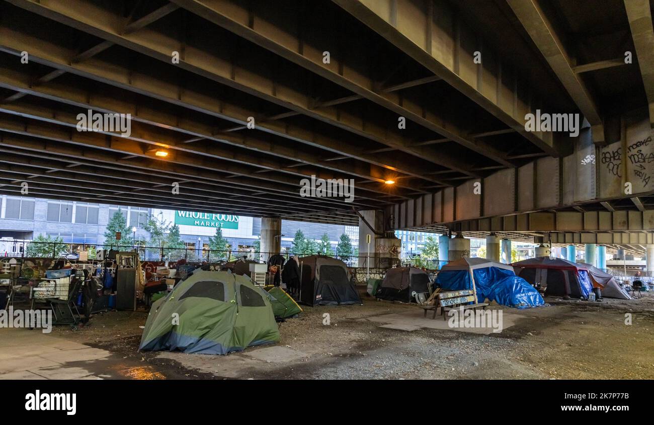 Vue sur un campement pour sans-abri sous le pont autoroutier au 3rd St & Virginia Ave Se à Washington D.C., vendredi, 14 octobre 2022 à Washington D.C. Le campement contenait 9 tentes qui abritaient un nombre indéterminé de personnes sans abri. Photo de Jemal Comtesse/CNP/ABACAPRESS.COM Banque D'Images