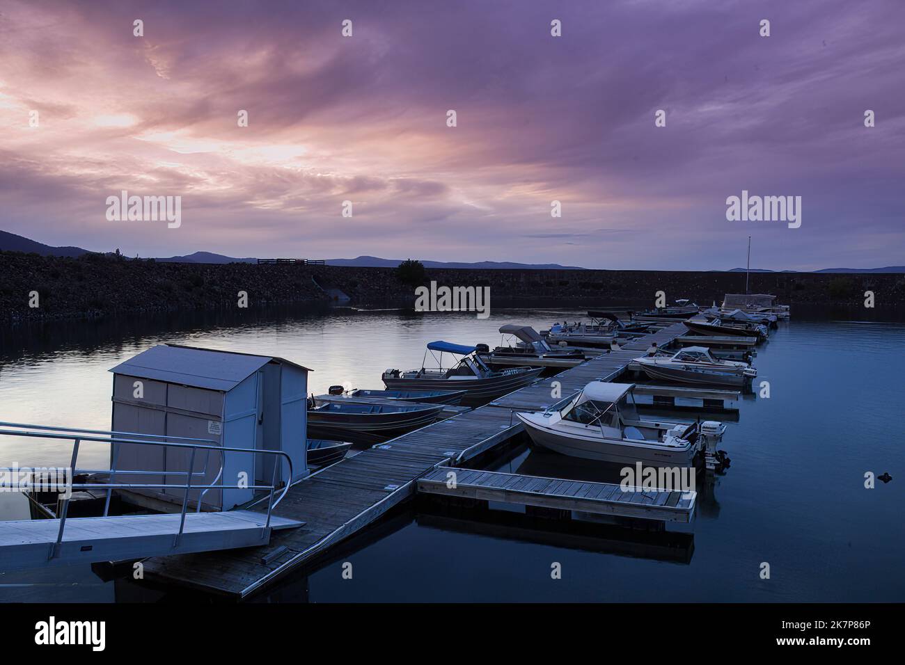 Gallatin Marina à Eagle Lake dans le comté de Lassen Califonia, USA photographié lors d'une soirée de mauvaise humeur en 2006 avant que des années de sécheresse ne sèchent le port de plaisance. Banque D'Images