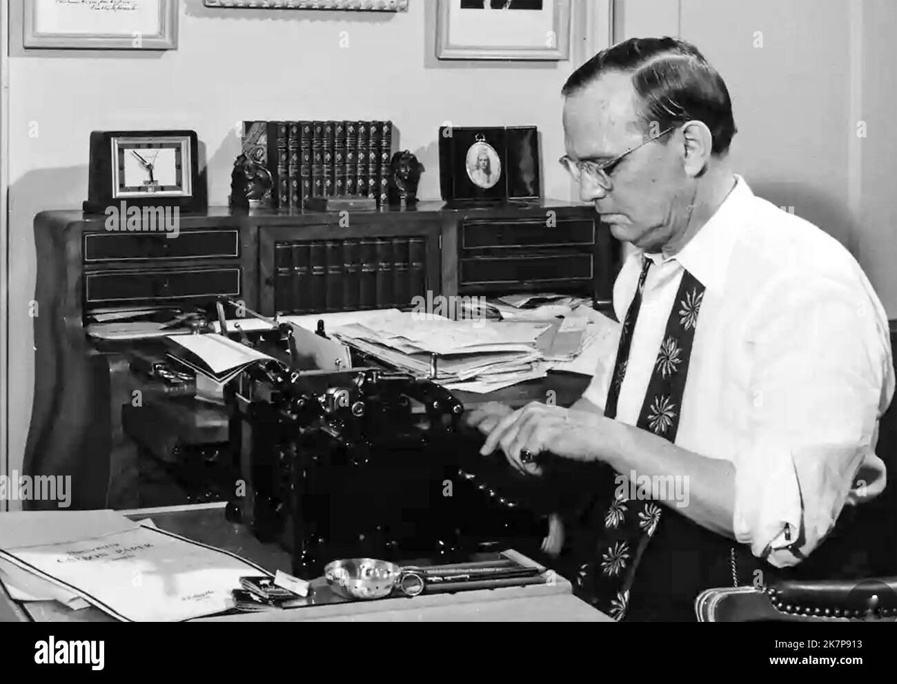 DAMON RUNYON (18. Photo: BIPS80-1946) journaliste et écrivain américain vers 1935. Photo: BIPS Banque D'Images