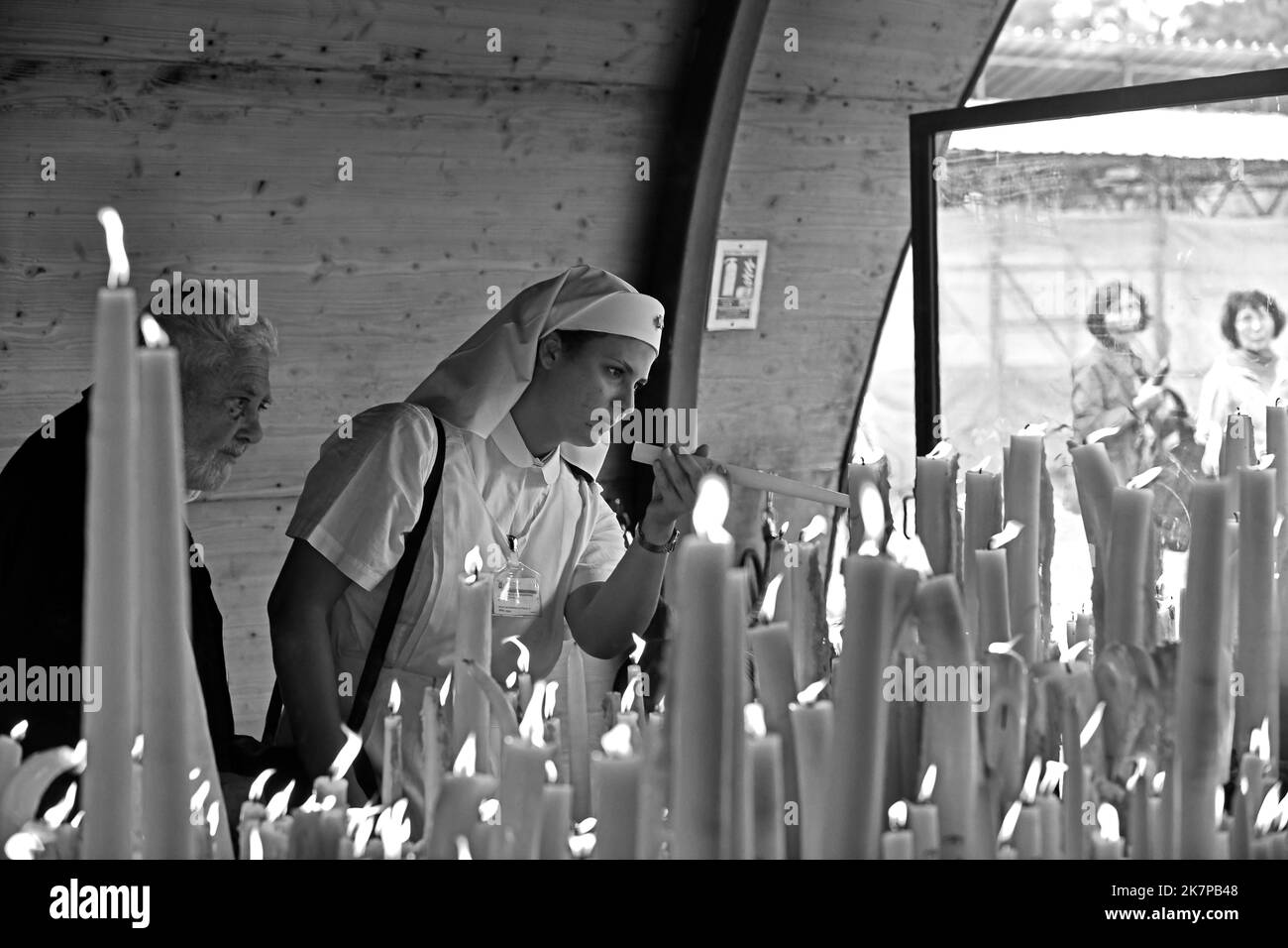 Lourdes, Hautes-Pyrénées, France. Pèlerins chrétiens allumant des bougies à Lourdes. Photo de DAVID BAGNALL Banque D'Images