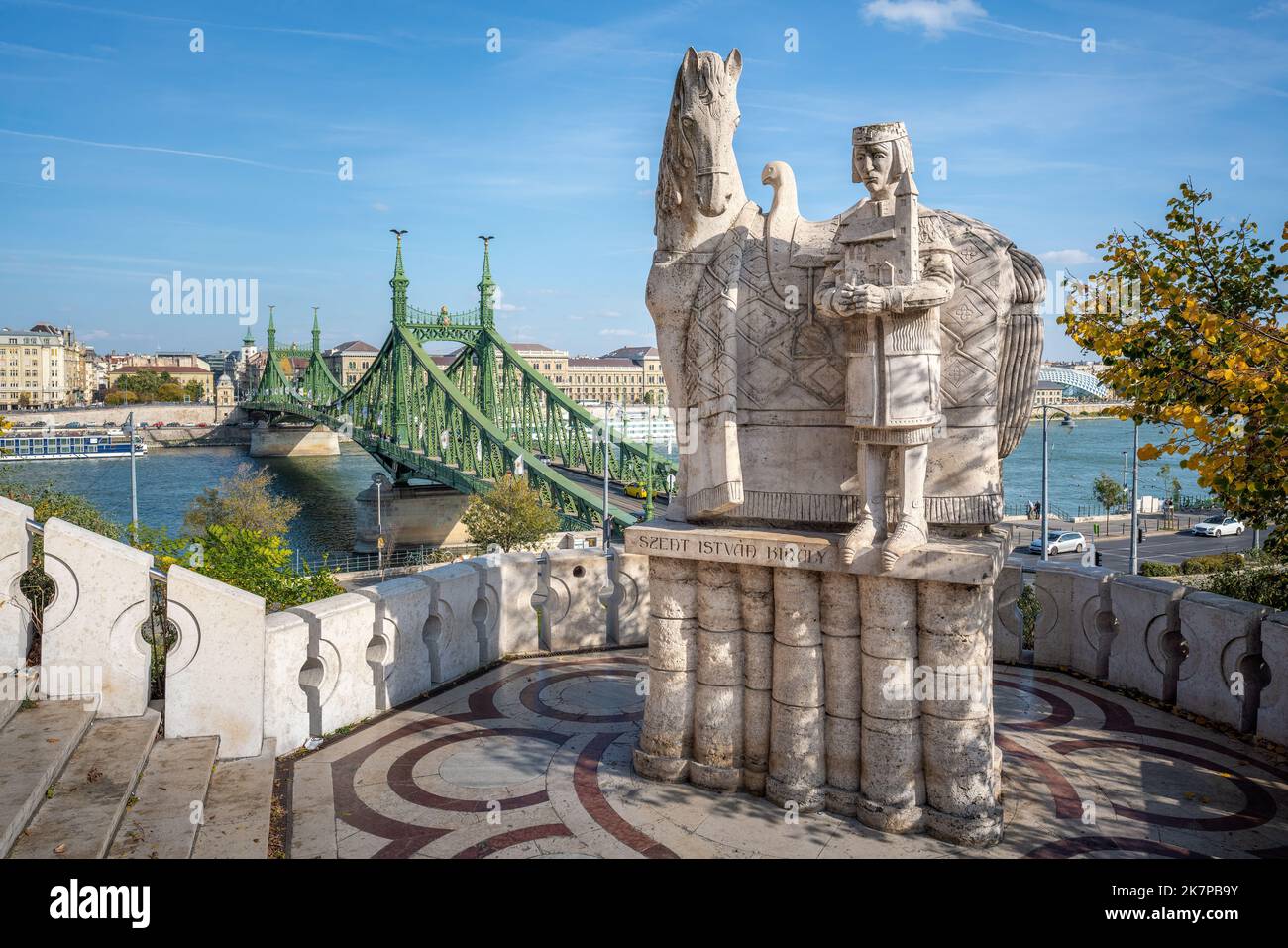 Statue de Saint-Étienne à Gellert Hill avec pont de la liberté - Budapest, Hongrie Banque D'Images