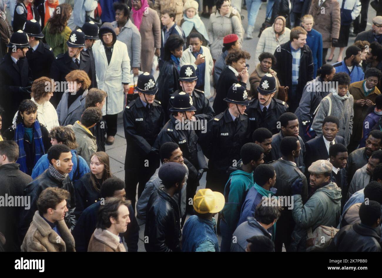 Des policiers patrouillent dans les rues de Wolverhampton après la mort d'asphyxie de Clinton McCurbin alors qu'ils étaient arrêtés dans le magasin « NEXT » de Wolverhampton. 20 février 1987 Banque D'Images