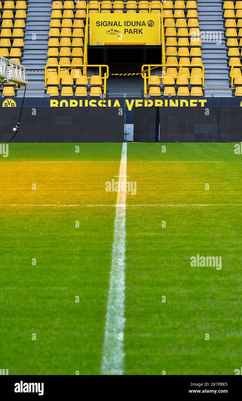 Vue sur le terrain avec équipement de soin de l'herbe au signal Iduna Arena - le terrain de jeu officiel du FC Borussia Dortmund, Allemagne Banque D'Images