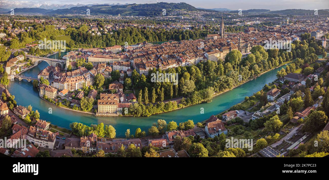 Vue panoramique depuis le haut de la vieille ville de Berne, capitale de la Suisse. Banque D'Images