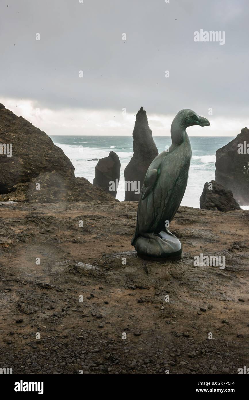 Mer de tempête, pinnacles et grande statue auk (Pinguinus impennis), péninsule de Reykjanes, Islande Banque D'Images