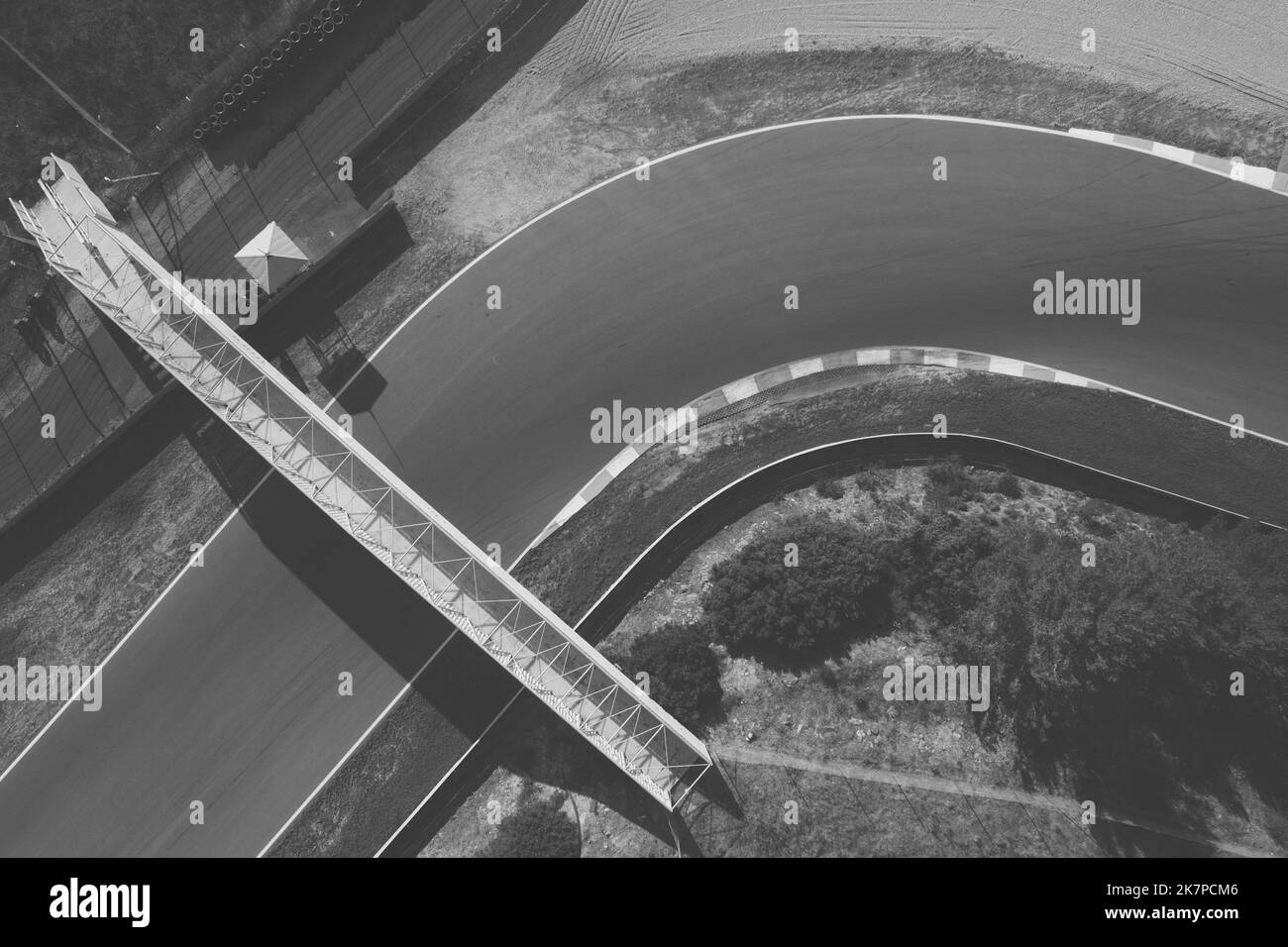 Vue aérienne de haut en bas de drone d'une piste de course vide avec des virages serrés et des épingles à cheveux Banque D'Images