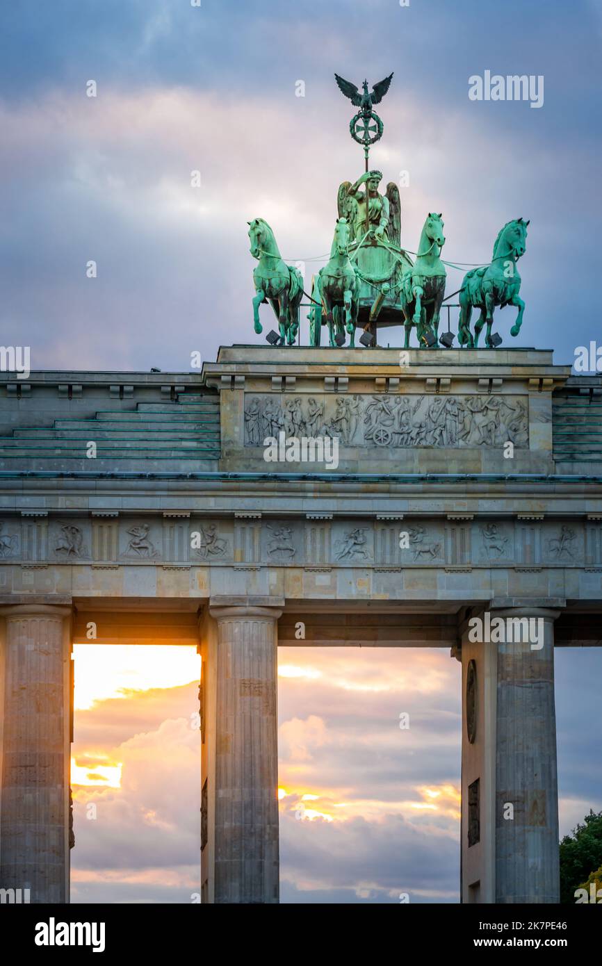 Porte de Brandebourg, Brandenburger Tor, au coucher du soleil spectaculaire à Berlin, Allemagne Banque D'Images