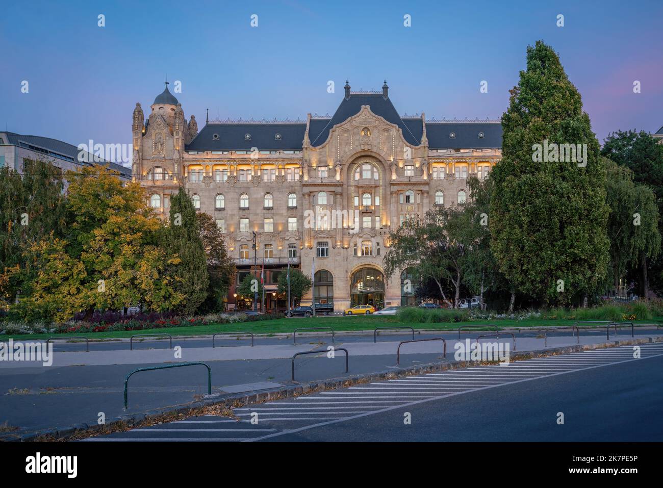 Palais de Gresham au coucher du soleil - Budapest, Hongrie Banque D'Images