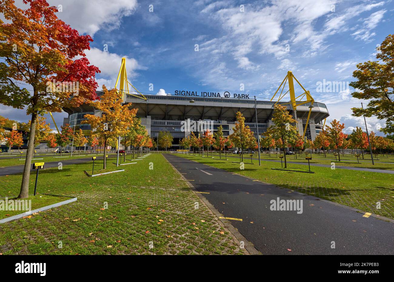 Vue sur signal Iduna Arena - le terrain de jeu officiel du FC Borussia Dortmund, Allemagne Banque D'Images