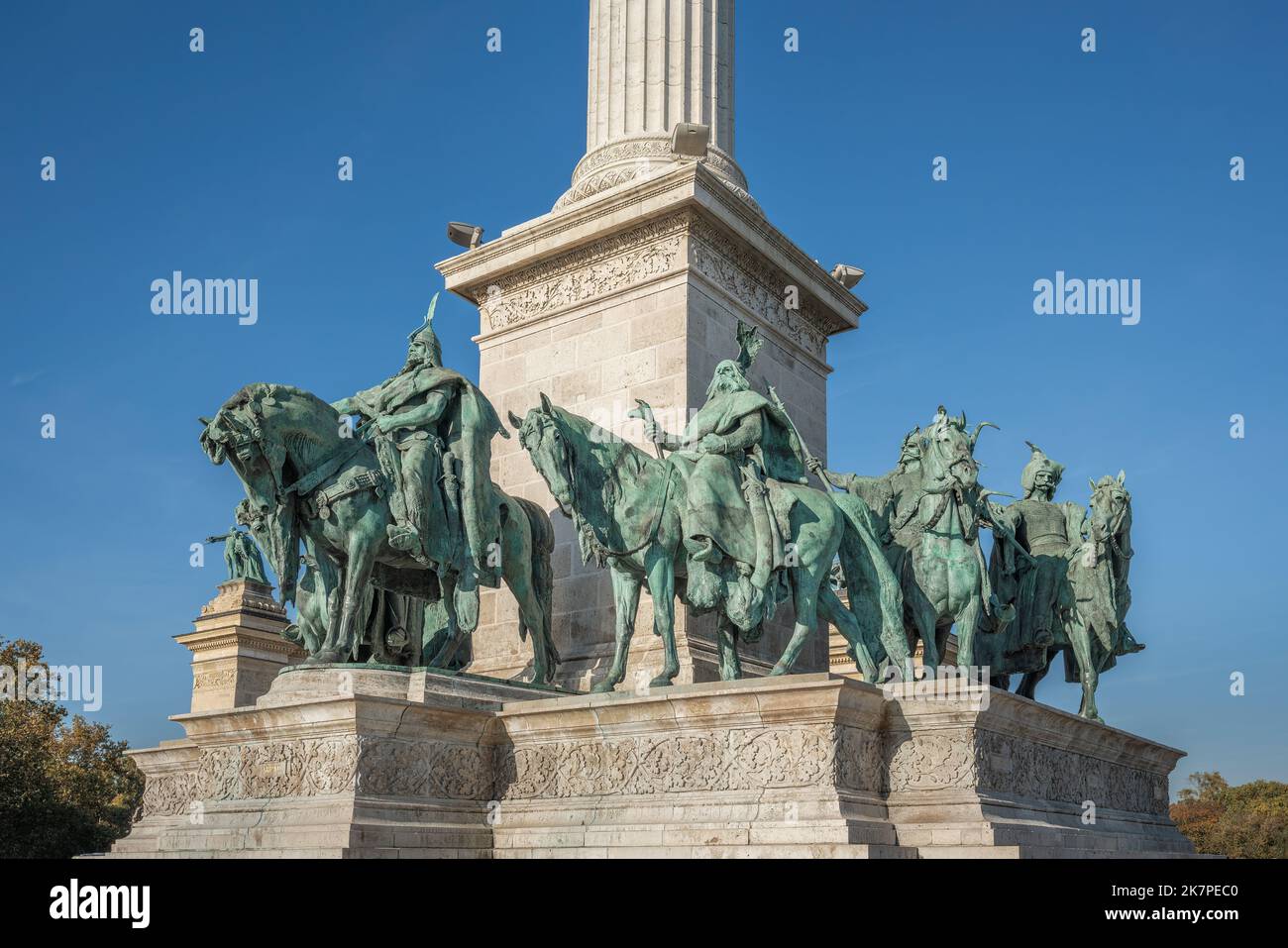 Sept chefs des sculptures des Magyars (Arpad, TAS, Huba et Tohotom ou Teteny) au Monument du millénaire à la place des héros - Budapest, Hongrie Banque D'Images