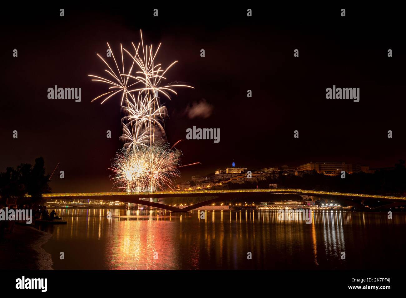 Feux d'artifice aux festivités dans la ville de Coimbra 2022, au