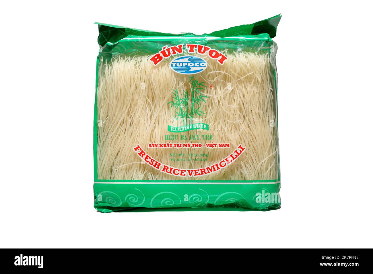Un paquet de 2lb de vermicelles de riz frais de marque Tufoco Bamboo Tree Bún Tươi est isolé sur un fond blanc. image découpée pour illustration et éditorial. Banque D'Images
