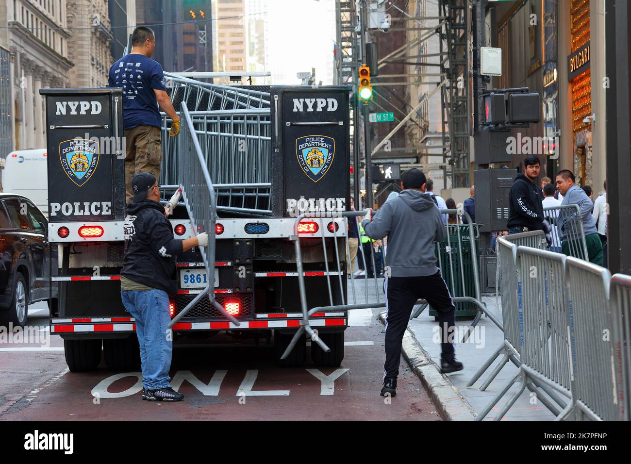 Les travailleurs ont installé des barricades de police le long de Fifth Ave à Manhattan, New York. barricades métalliques déchargées d'un camion de police pour le contrôle de la foule. Banque D'Images