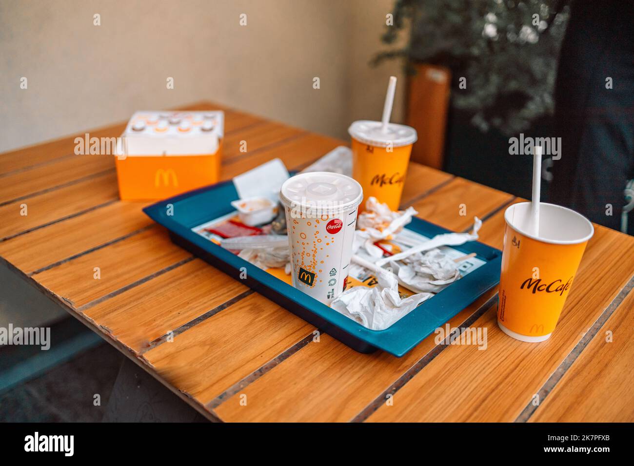 Cracovie, Pologne - 25 août 2022 : le restaurant McDonald's a laissé le plateau de nourriture. McDonald's est une chaîne américaine de hamburgers et de restauration rapide. Banque D'Images