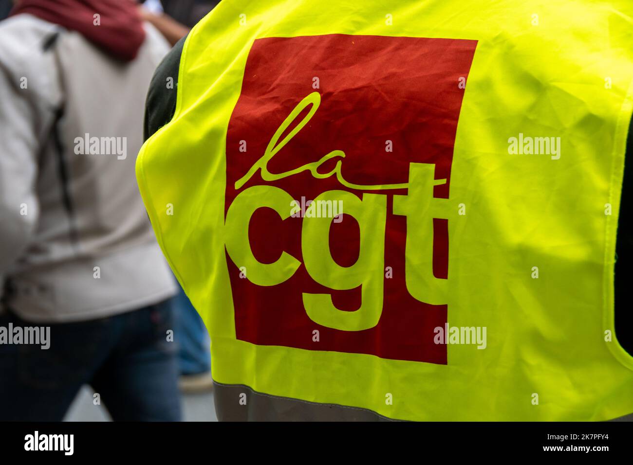 Logo rouge de l'organisation syndicale française CGT (Confédération générale du travail) imprimé sur un gilet jaune gros plan au cours d'une démonstration Banque D'Images