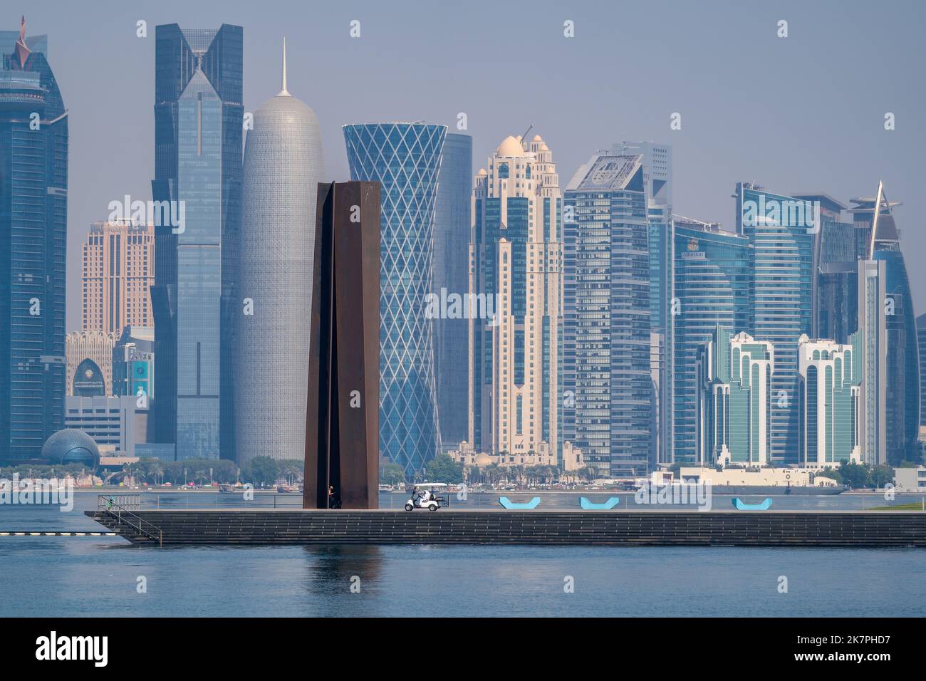 Doha, Qatar - 14 octobre 2022 : la sculpture « 7 » de Richard Serra située au quai du Parc d'art islamique de Doha, Qatar. Banque D'Images