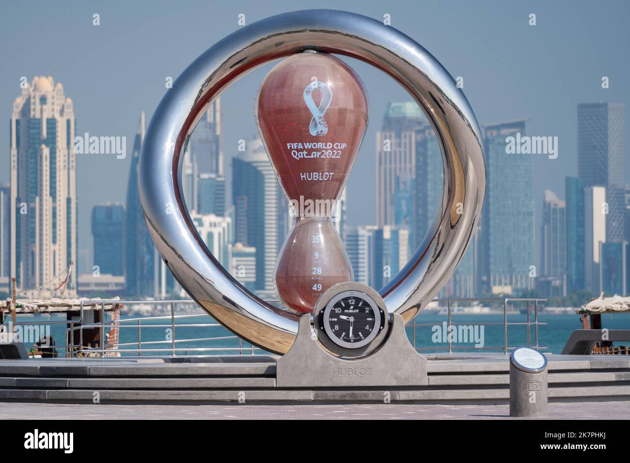 Doha, Qatar - 14 octobre 2022: Coupe du monde de la FIFA 2022 Qatar compte à rebours horloge à la corniche de Doha. Banque D'Images