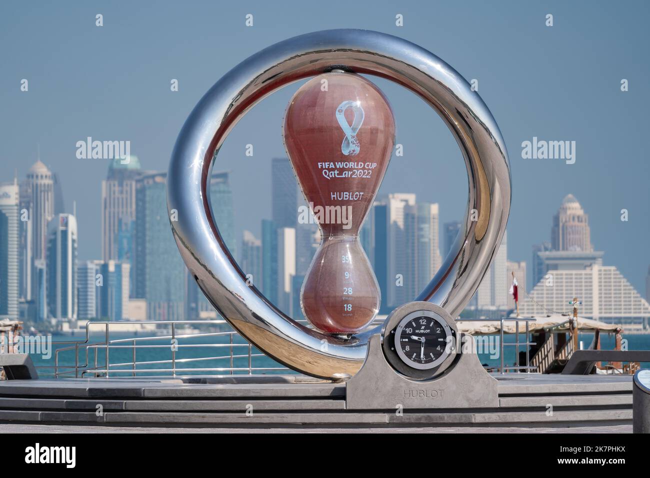 Doha, Qatar - 14 octobre 2022: Coupe du monde de la FIFA 2022 Qatar compte à rebours horloge à la corniche de Doha. Banque D'Images