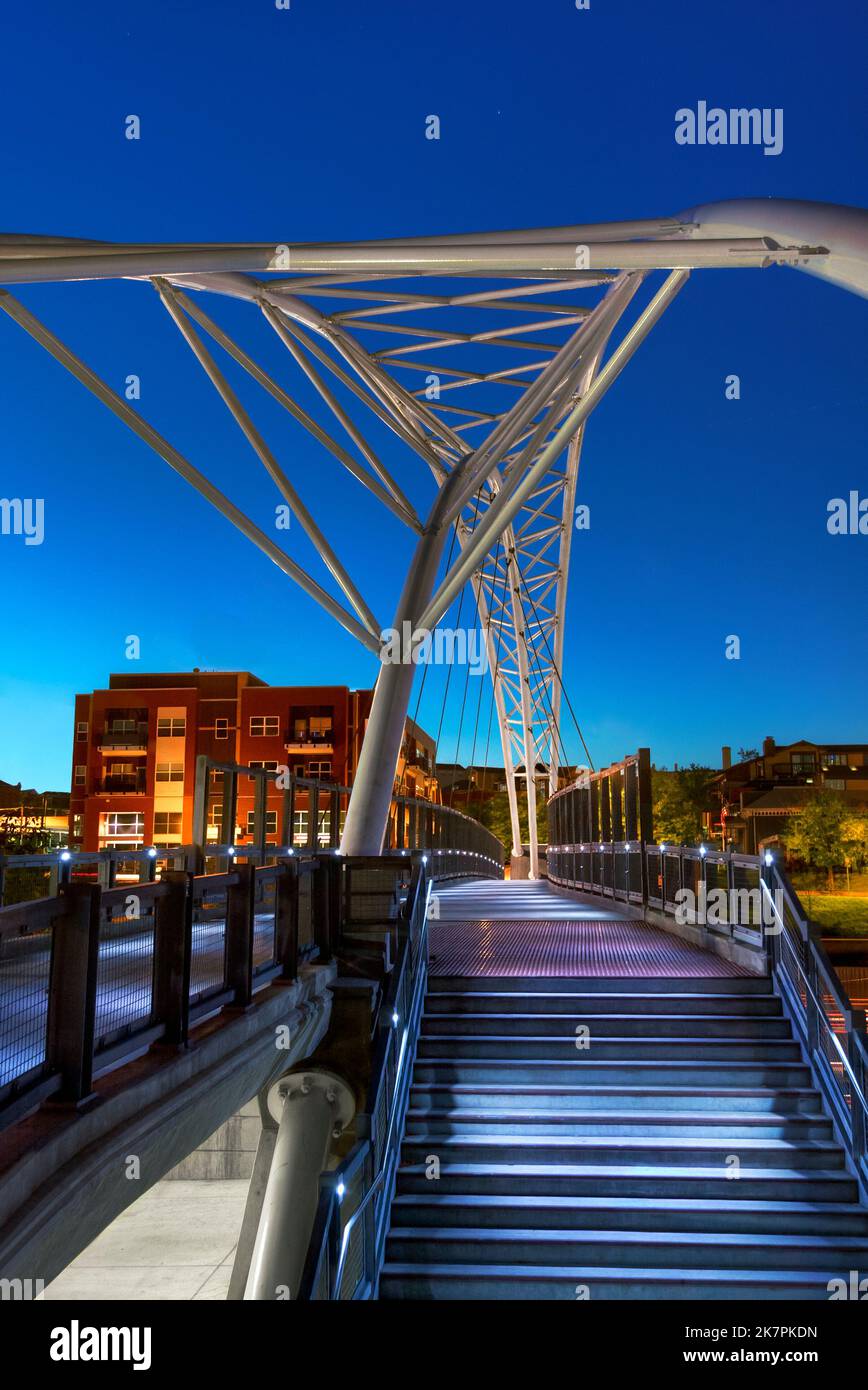 Image HDR du pont piétonnier Highland. Le pont traverse la Valley Highway, Interstate 25, une extension du 16th Street Mall. À Denver, Colorado Banque D'Images
