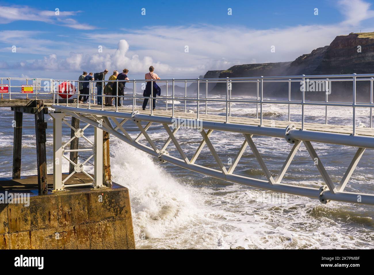 Observation des vagues sur le pont East Pier à Whitby, dans le North Yorkshire Banque D'Images