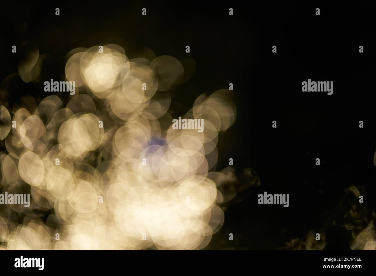 Des lumières de bokeh brillantes et floues sont mises en évidence sur un arrière-plan noir isolé. Fond doré lumineux de fête avec lumières jaunes et espace de copie. Superposez le bokeh pour votre conception. Photo de haute qualité Banque D'Images Des lumières de bokeh brillantes et floues sont mises en évidence sur un arrière-plan noir isolé. Fond doré lumineux de fête avec lumières jaunes et espace de copie. Superposez le bokeh pour votre conception. Photo de haute qualité Banque D'Images