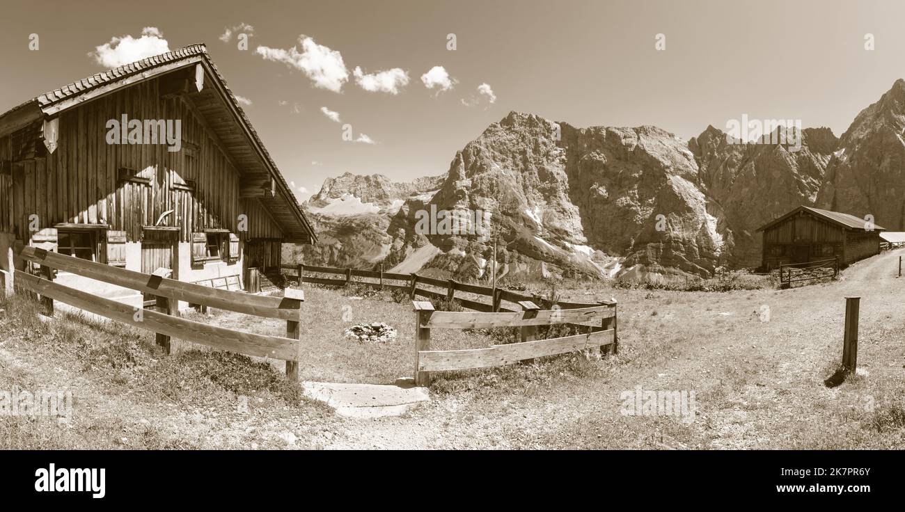 Les murs nord des montagnes Karwendel avec le chalet typique - les sommets de Hahnkampl et de Lamsen spitze. Banque D'Images