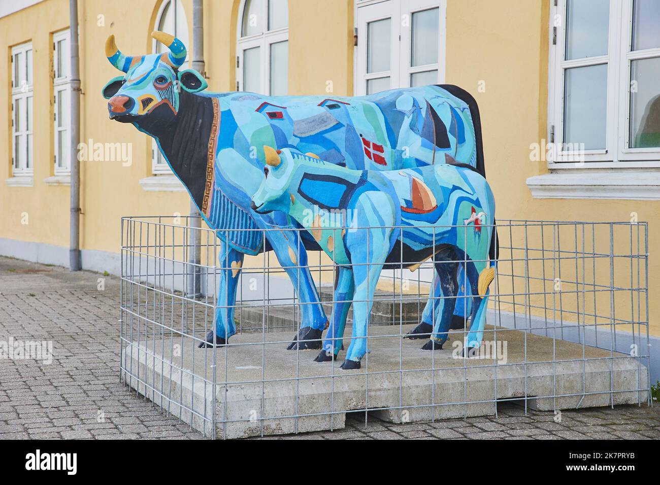 Logstor, Danemark, juillet 2022 : statue multicolore de vache avec veau Banque D'Images