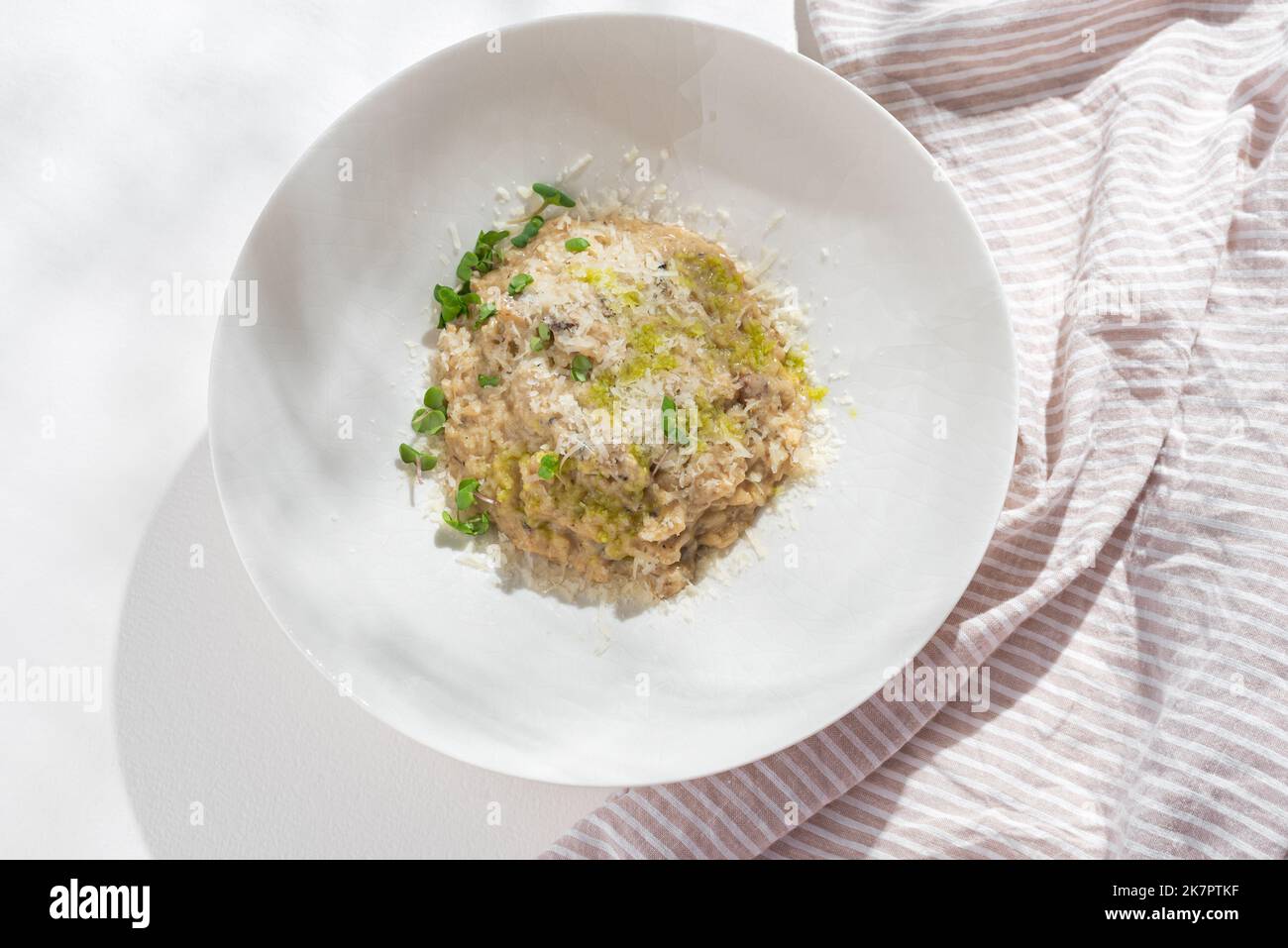 Risotto aux champignons porcini et sauce sur fond blanc pour le menu du restaurant. Banque D'Images