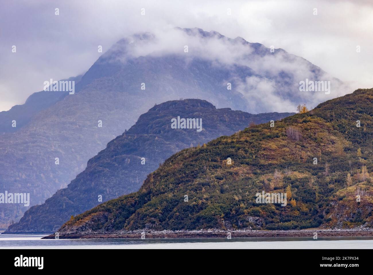 Paysage montagneux côtier dans le parc national et réserve de Glacier Bay, près de Juneau, Alaska, États-Unis Banque D'Images