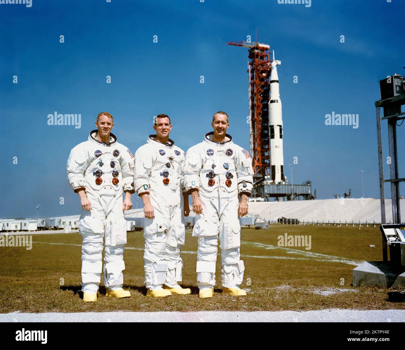Cape Canaveral, États-Unis. 18th octobre 2022. Les astronautes de l'équipage principal Apollo 9 de la NASA, de gauche à droite, Russell Schweickart, David Scott et James McDivitt posent à la fusée Saturn V sur le Launch Pad 39A au Kennedy Space Center, à 23 février 1969, à Cape Canaveral, en Floride. McDivitt commanda la première mission de sortie de la mine Gemini et commanda Apollon 9 lors du premier vol orbital en équipage d'un module lunaire, mourut 15 octobre 2022 à l'âge de 93 ans. Credit: NASA/NASA/Alamy Live News Banque D'Images