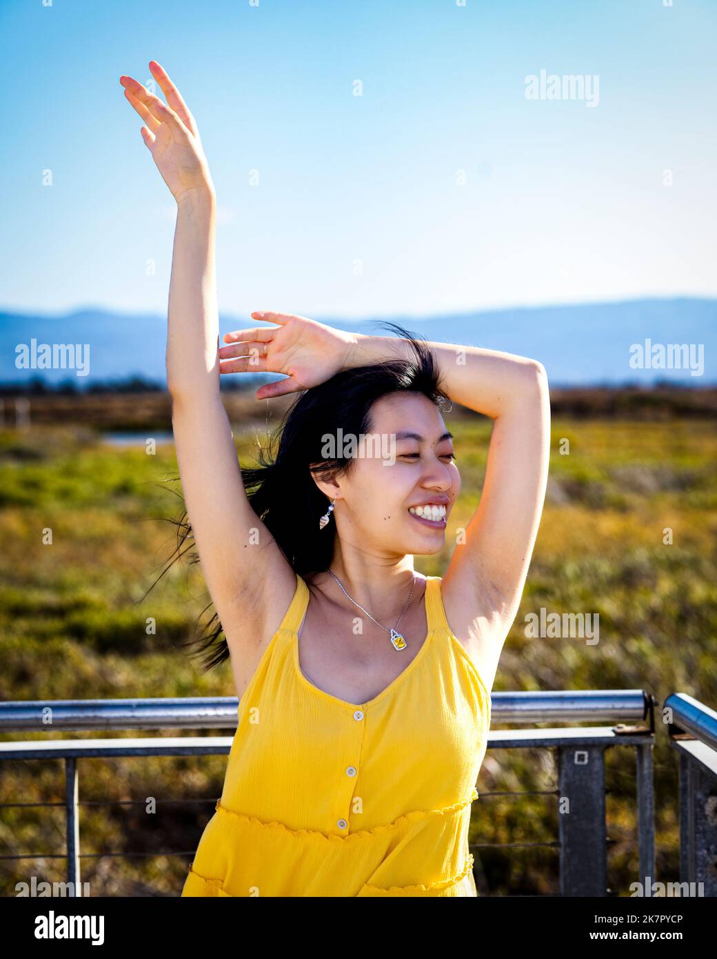 Portrait d'une jeune femme debout sur un passage dans une réserve naturelle de Baylands Banque D'Images