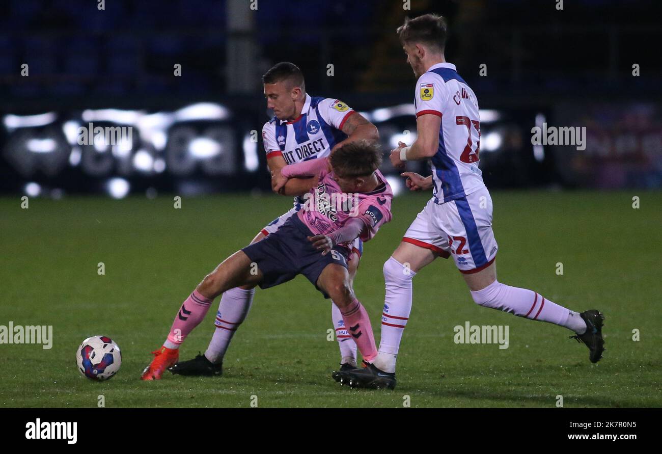 Hartlepool, Royaume-Uni. 18th octobre 2022Hartlepool David Ferguson de United s'attaque à Charlie Whitaker d'Everton lors du match de Trophée EFL entre Hartlepool United et Everton à Victoria Park, Hartlepool, le mardi 18th octobre 2022. (Crédit : Michael Driver | MI News) crédit : MI News & Sport /Alay Live News Banque D'Images