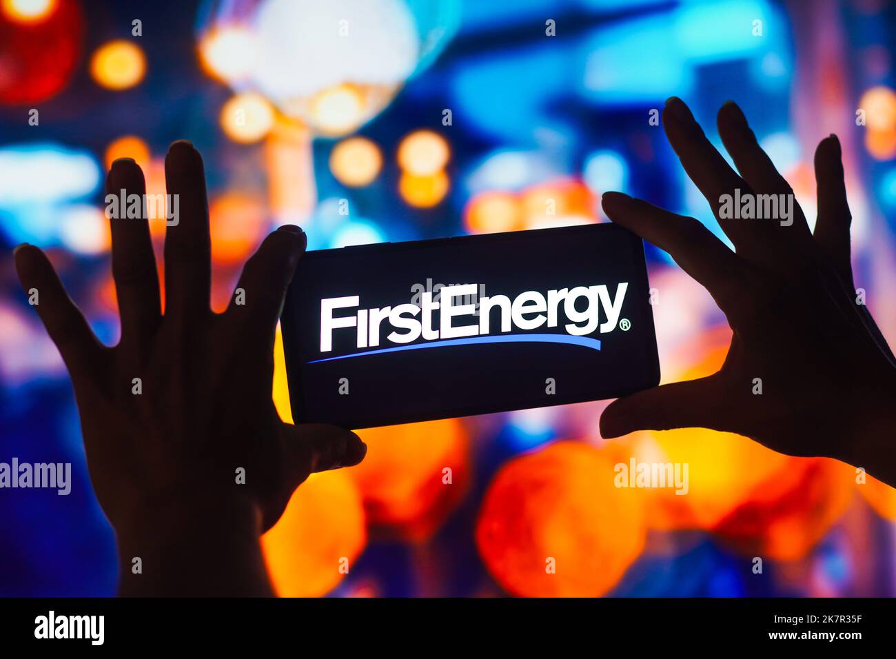 Dans cette illustration, le logo FirstEnergy s'affiche sur l'écran d'un smartphone Banque D'Images