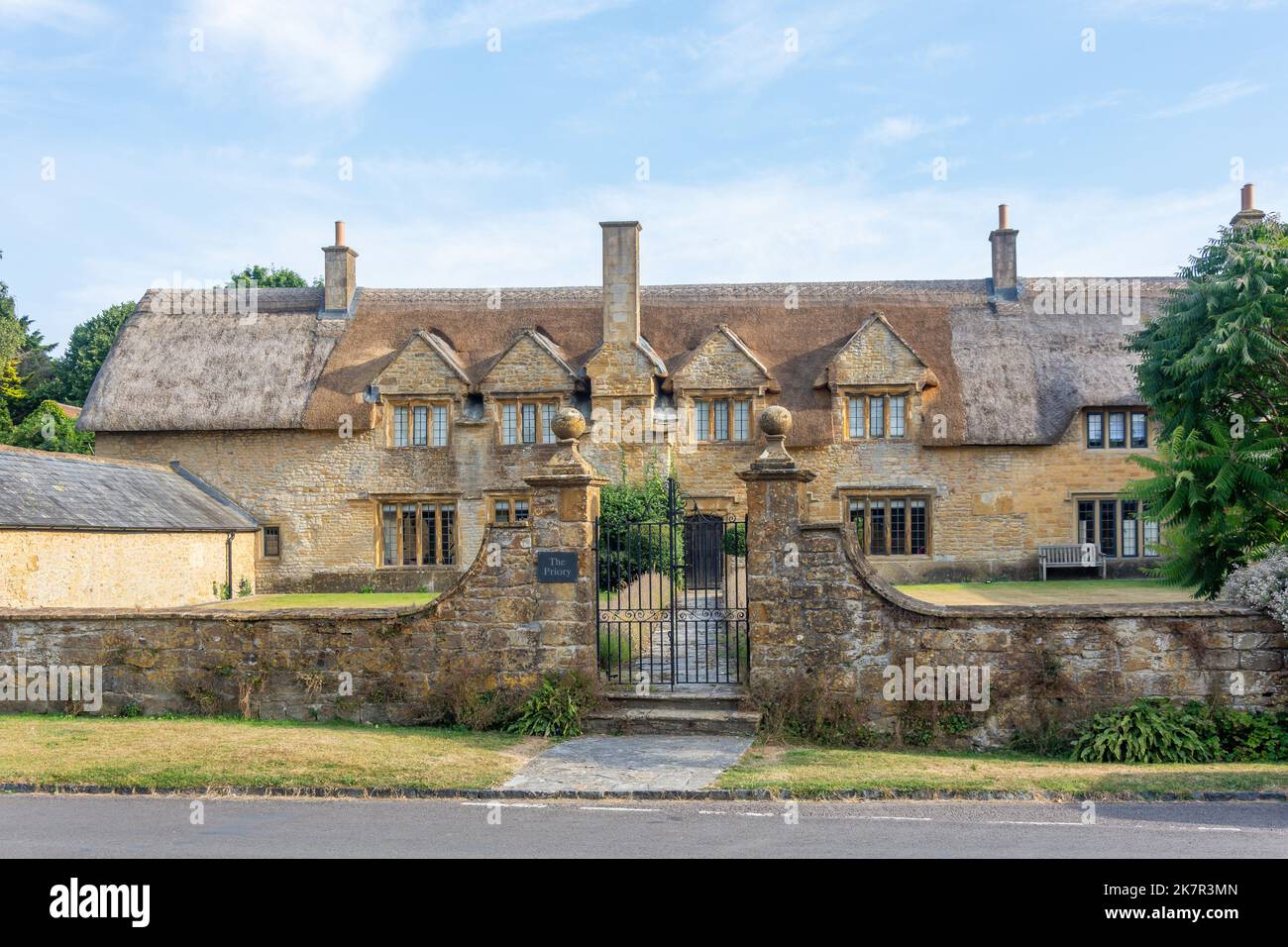 Manoir médiéval « The Priory », High Street, Hinton St George, Somerset, Angleterre, Royaume-Uni Banque D'Images