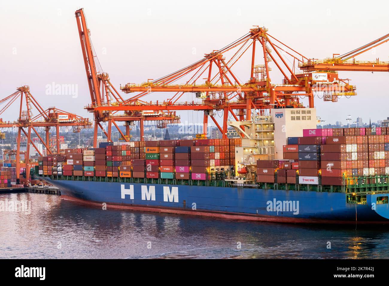 Grues chargeant des conteneurs d'expédition dans le port de Vancouver - Vancouver (Colombie-Britannique), Canada Banque D'Images
