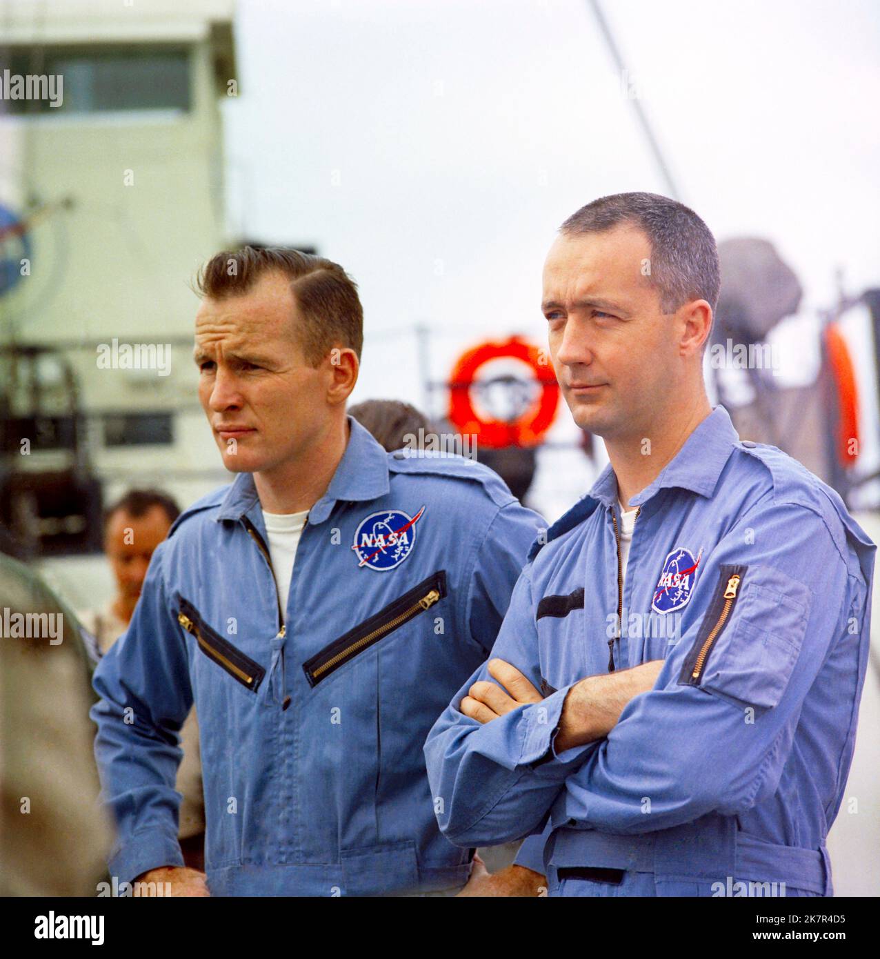 Houston, États-Unis. 18th octobre 2022. L'équipage principal Gemini-Titan 4 de la NASA, les astronautes Edward H. White II (à gauche), pilote, et James A. McDivitt, pilote de commandement, à bord du Retriever de la NASA pendant l'entraînement dans le golfe du Mexique, à 5 mai 1965, au large de la côte du Texas. McDivitt a commandé la première mission de sortie de l'espace et a pris part au premier vol orbital avec équipage d'un module lunaire, durant l'Apollon 9, est décédé 15 octobre 2022 à l'âge de 93 ans. Credit: NASA/NASA/Alamy Live News Banque D'Images