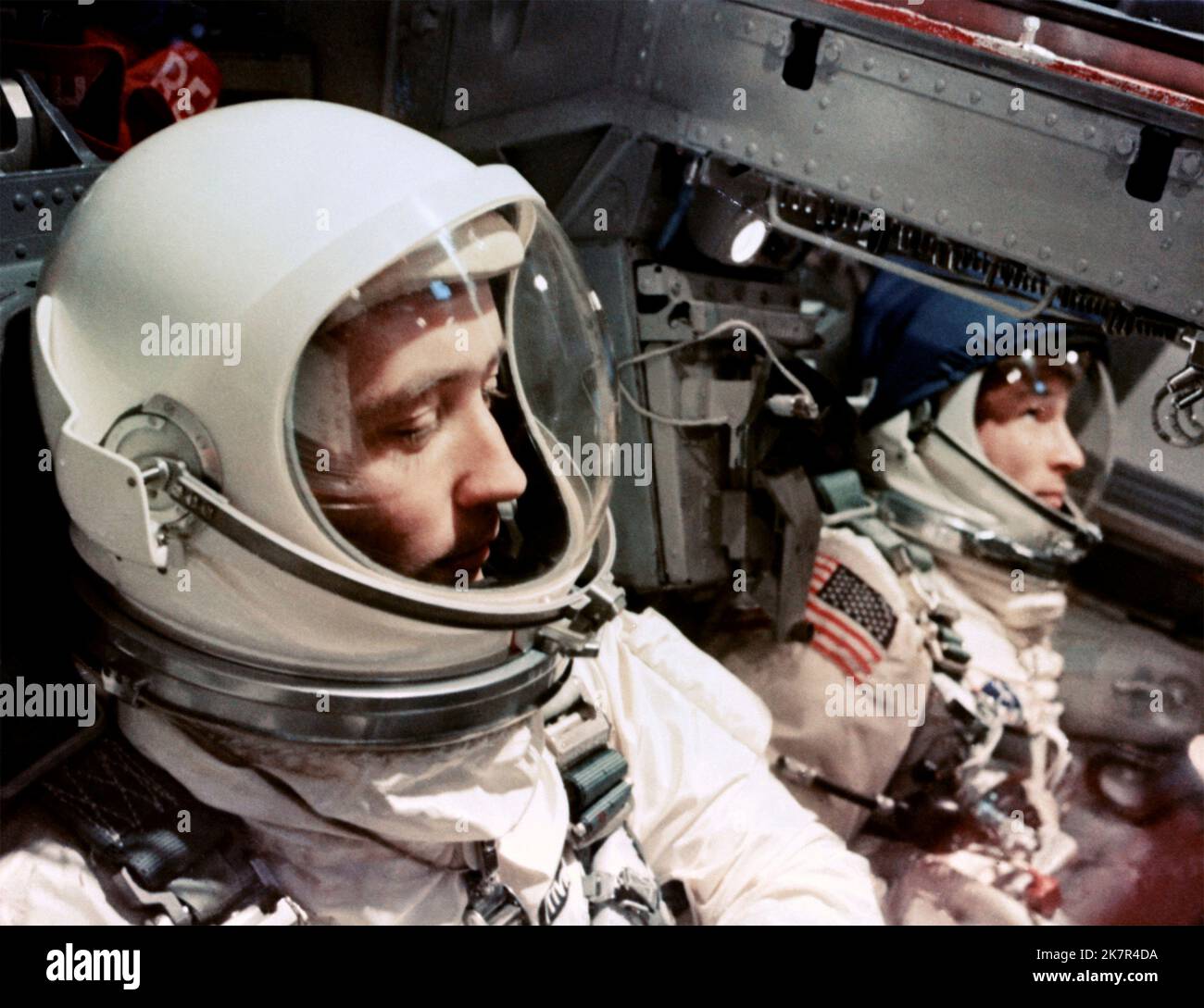 Cape Canaveral, États-Unis. 18th octobre 2022. L'équipage principal du Gemini Titan 4 de la NASA, les astronautes James A. McDivitt, pilote de commandement, premier plan, et Edward H. White II, pilote, à droite, à l'intérieur de la capsule avant le lancement à partir du Centre spatial Kennedy, 3 juin 1965, à Cape Canaveral, en Floride. McDivitt a commandé la première mission de sortie de l'espace et a pris part au premier vol orbital avec équipage d'un module lunaire, durant l'Apollon 9, est décédé 15 octobre 2022 à l'âge de 93 ans. Credit: NASA/NASA/Alamy Live News Banque D'Images