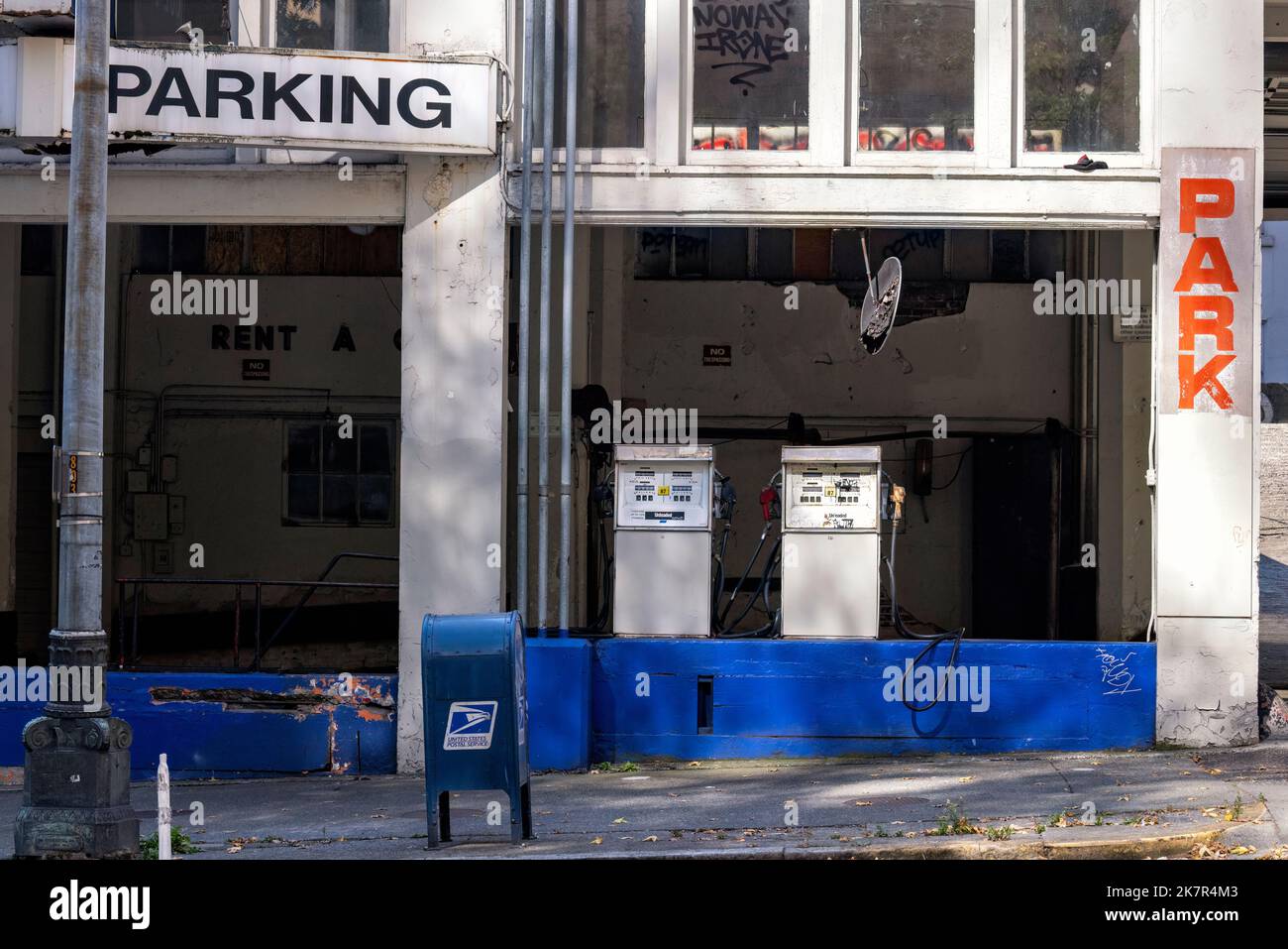 Pompes à carburant abandonnées dans le garage de stationnement dans le centre-ville de Seattle, Washington, États-Unis Banque D'Images