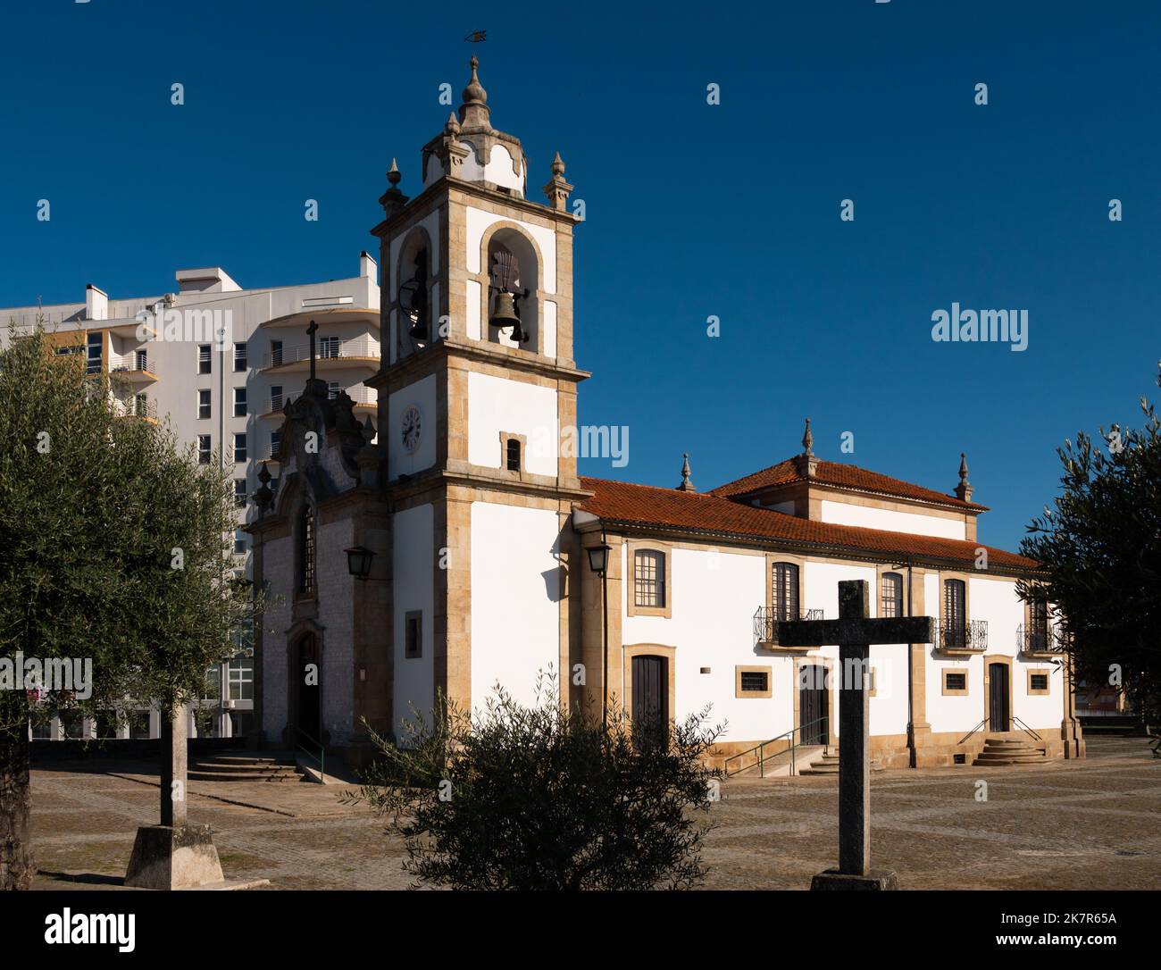 Clocher et bâtiment principal d'Igreja do Calvario, Vila Real Banque D'Images