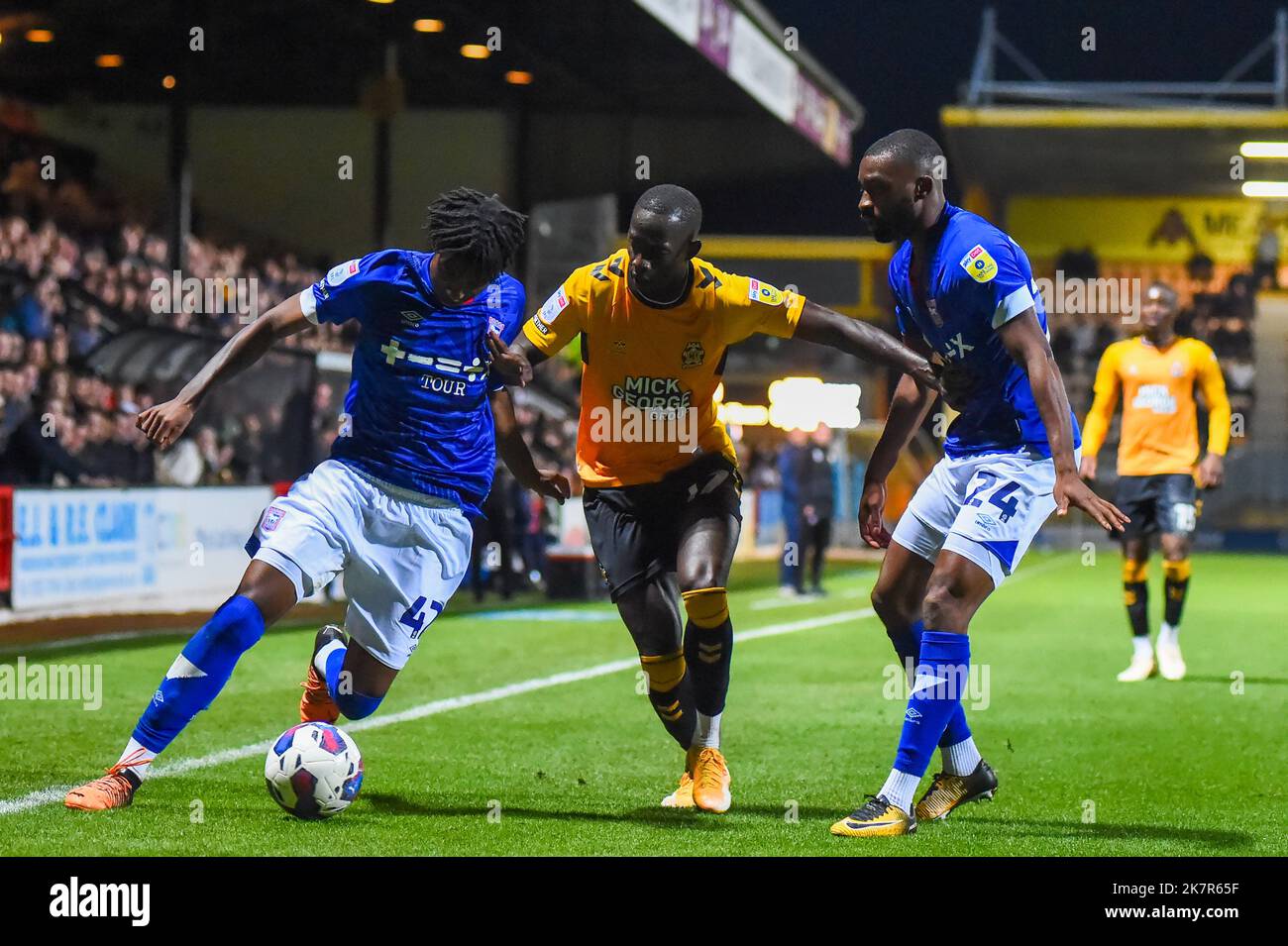 Cambridge, Royaume-Uni. 18th octobre 2022Tawanda Chirewa (42 ville d'Ipswich) défiée par Saikou Janneh (17 Cambridge Unted) lors du match de Trophée de l'EFL entre Cambridge United et Ipswich Town au R Costaings Abbey Stadium, Cambridge, le mardi 18th octobre 2022. (Crédit : Kevin Hodgson | ACTUALITÉS MI) crédit : ACTUALITÉS MI et sport /Actualités Alay Live Banque D'Images