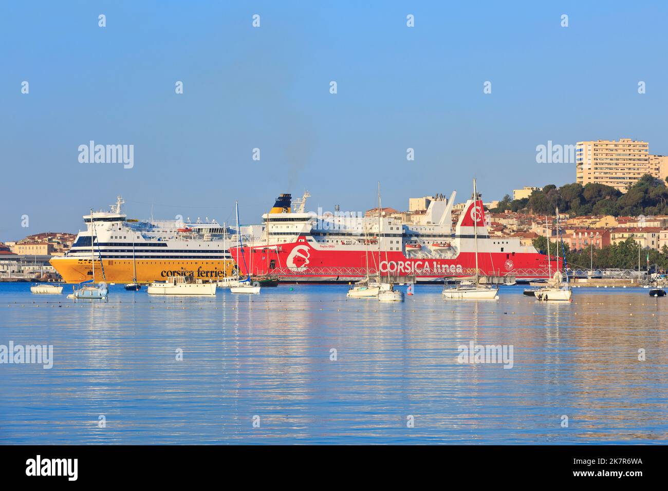 Le Paglia Orba (1994) de Corsica Linea et le MS Mega Smeralda (1985) de Corsica Ferries - Sardaigne Ferries à Ajaccio (Corse), France Banque D'Images
