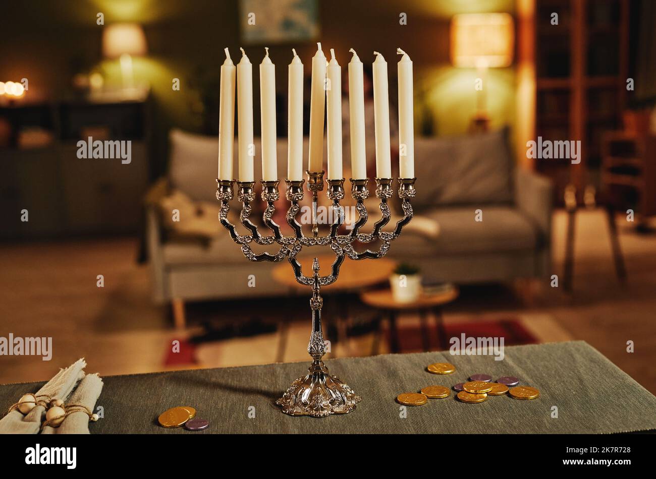 Image d'arrière-plan de la bougie menorah argentée dans l'intérieur confortable de la maison, espace de copie Banque D'Images