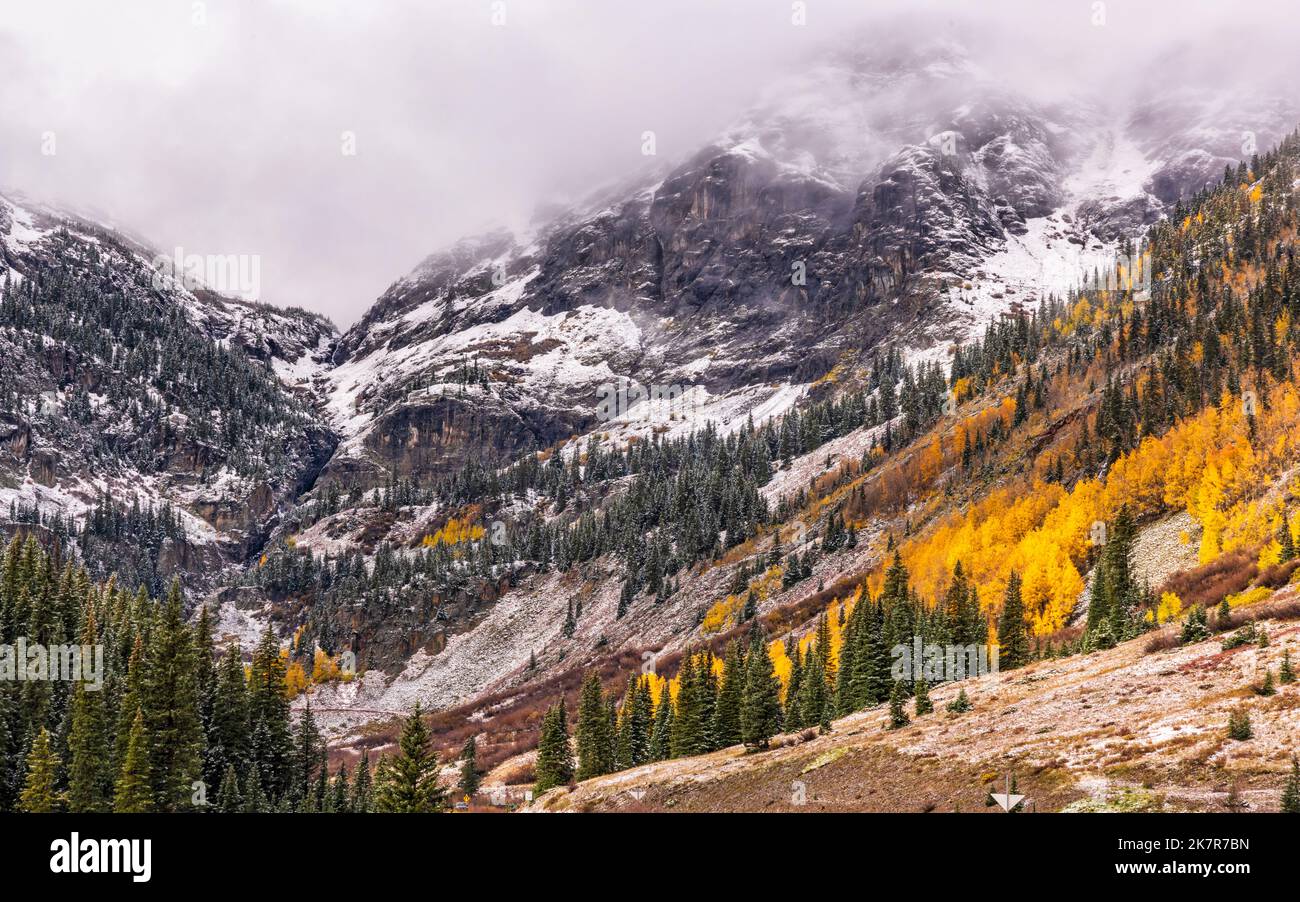 Les nuages pendent au-dessus d'une gorge dans la vallée de Chattanooga sur l'autoroute million Dollar juste au nord de Silverton, Colorado. Banque D'Images