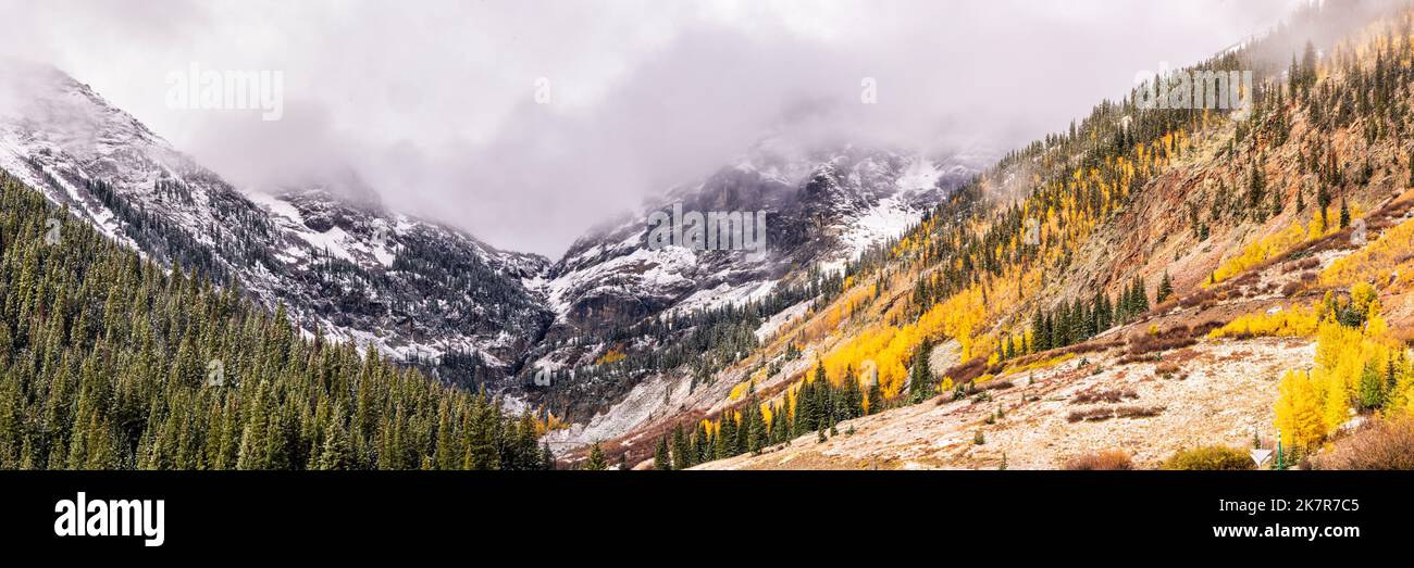 Le nuage est suspendu au-dessus d'une gorge dans la vallée de Chattanooga sur l'autoroute million Dollar juste au nord de Silverton, Colorado. Banque D'Images
