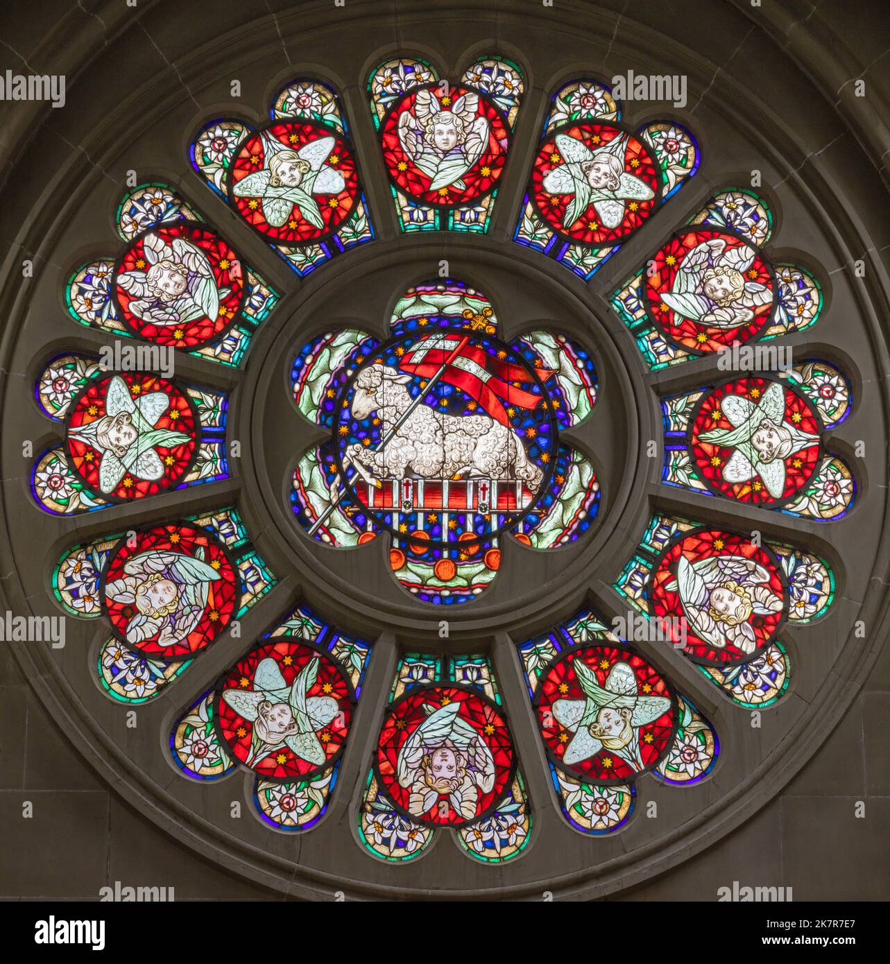 ZURICH, SUISSE - 27 JUIN 2022 : l'Agneau de Dieu dans la rosette de Saint Église Peter und Paul de 19. cent. Banque D'Images
