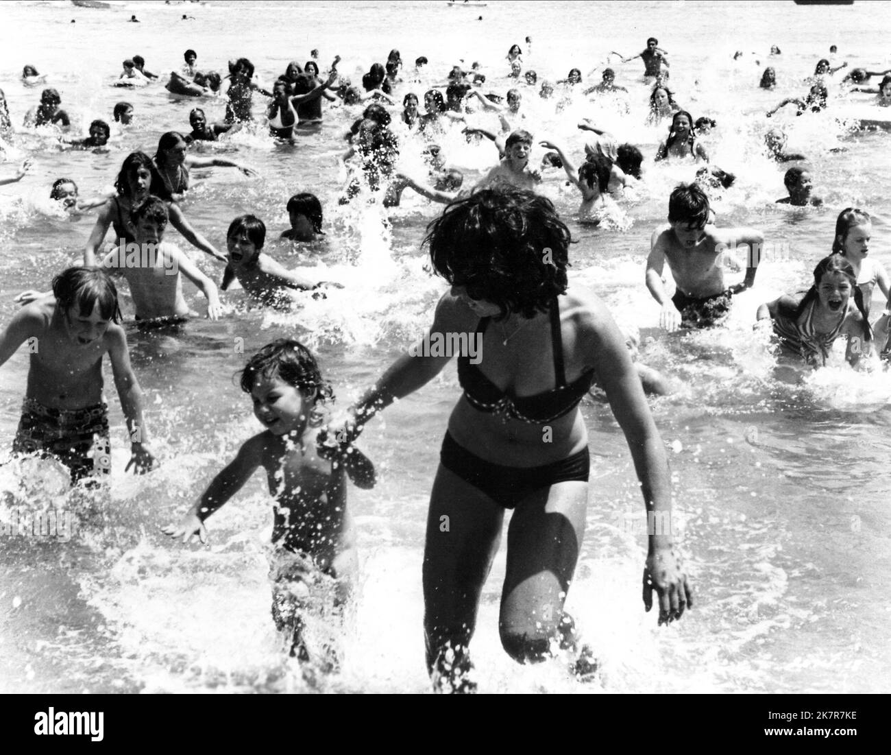 Beach Scene film: JAWS (USA 1975) Directeur: Steven Spielberg 20 juin 1975 **AVERTISSEMENT** cette photographie est à usage éditorial exclusif et est le droit d'auteur d'UNIVERSAL et/ou du photographe assigné par la Société de film ou de production et ne peut être reproduite que par des publications en conjonction avec la promotion du film ci-dessus. Un crédit obligatoire pour UNIVERSEL est requis. Le photographe doit également être crédité lorsqu'il est connu. Aucune utilisation commerciale ne peut être accordée sans l'autorisation écrite de la Société du film. Banque D'Images