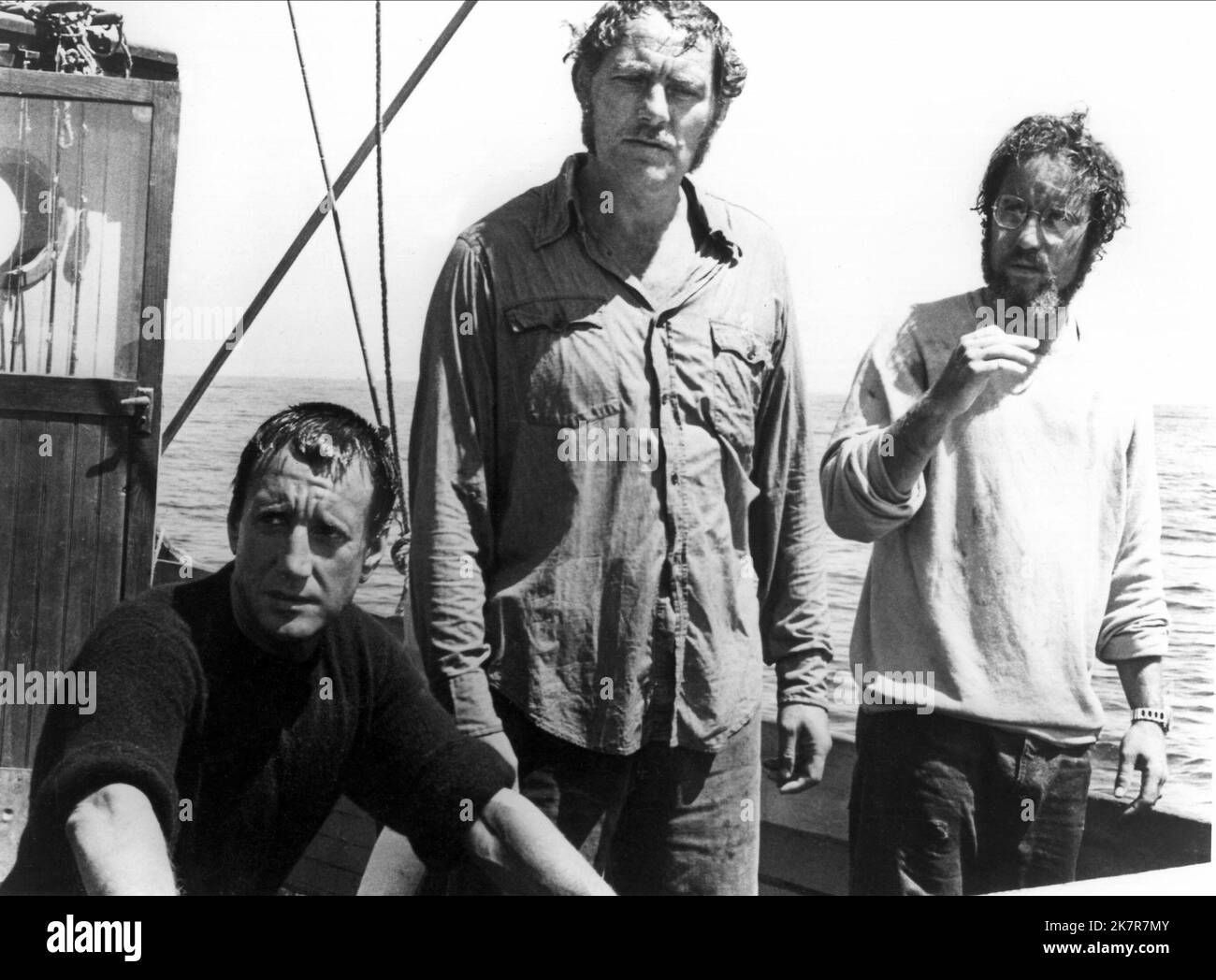 Roy Scheider, Robert Shaw & Richard Dreyfuss film: JAWS (USA 1975) personnages: Chef de police Martin Brody, Quin, Matt Hooper Directeur: Steven Spielberg 20 juin 1975 **AVERTISSEMENT** cette photographie est à usage éditorial exclusif et est le droit d'auteur d'UNIVERSAL et/ou du photographe assigné par la Société de film ou de production et ne peut être reproduite que par des publications en conjonction avec la promotion du film ci-dessus. Un crédit obligatoire pour UNIVERSEL est requis. Le photographe doit également être crédité lorsqu'il est connu. Aucune utilisation commerciale ne peut être accordée sans l'autorisation écrite de la Société du film. Banque D'Images